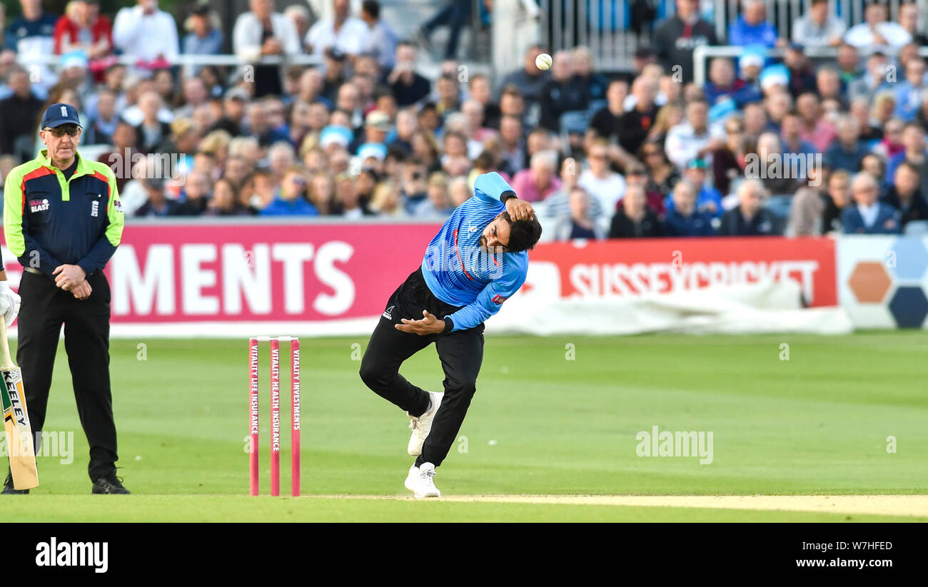 Hove SUSSEX REGNO UNITO 6 Agosto 2019 - Rashid Khan bowling per Sussex squali durante la vitalità T20 Blast partita di cricket tra Sussex squali e Glamorgan al primo centro di County Ground a Hove credito : Simon Dack / Alamy Live News Foto Stock