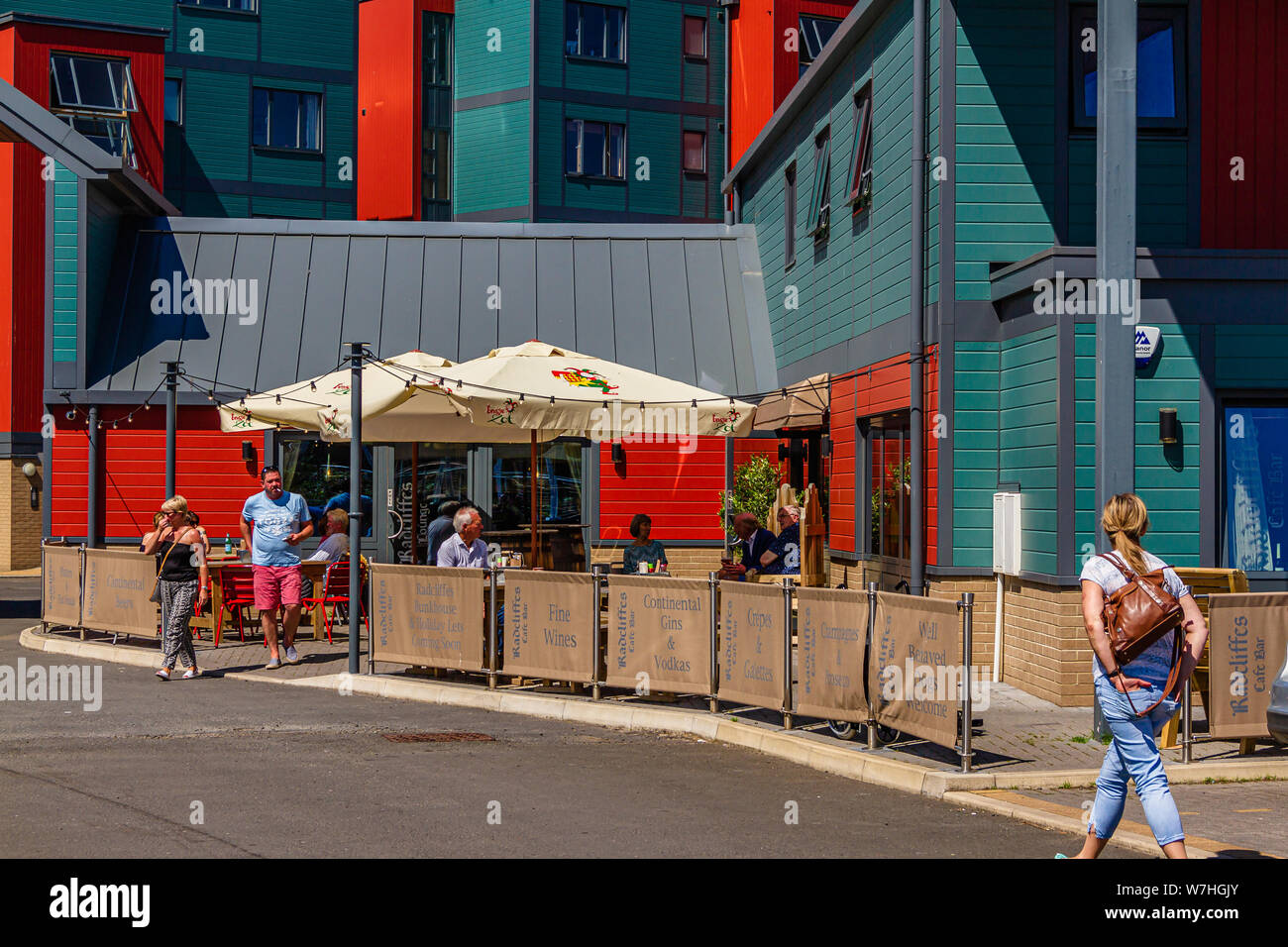 Radcliffe's Cafe Bar in Coble Quay appartamenti moderni lo sviluppo a camminare, Northumberland, Regno Unito. Luglio 2019. Foto Stock