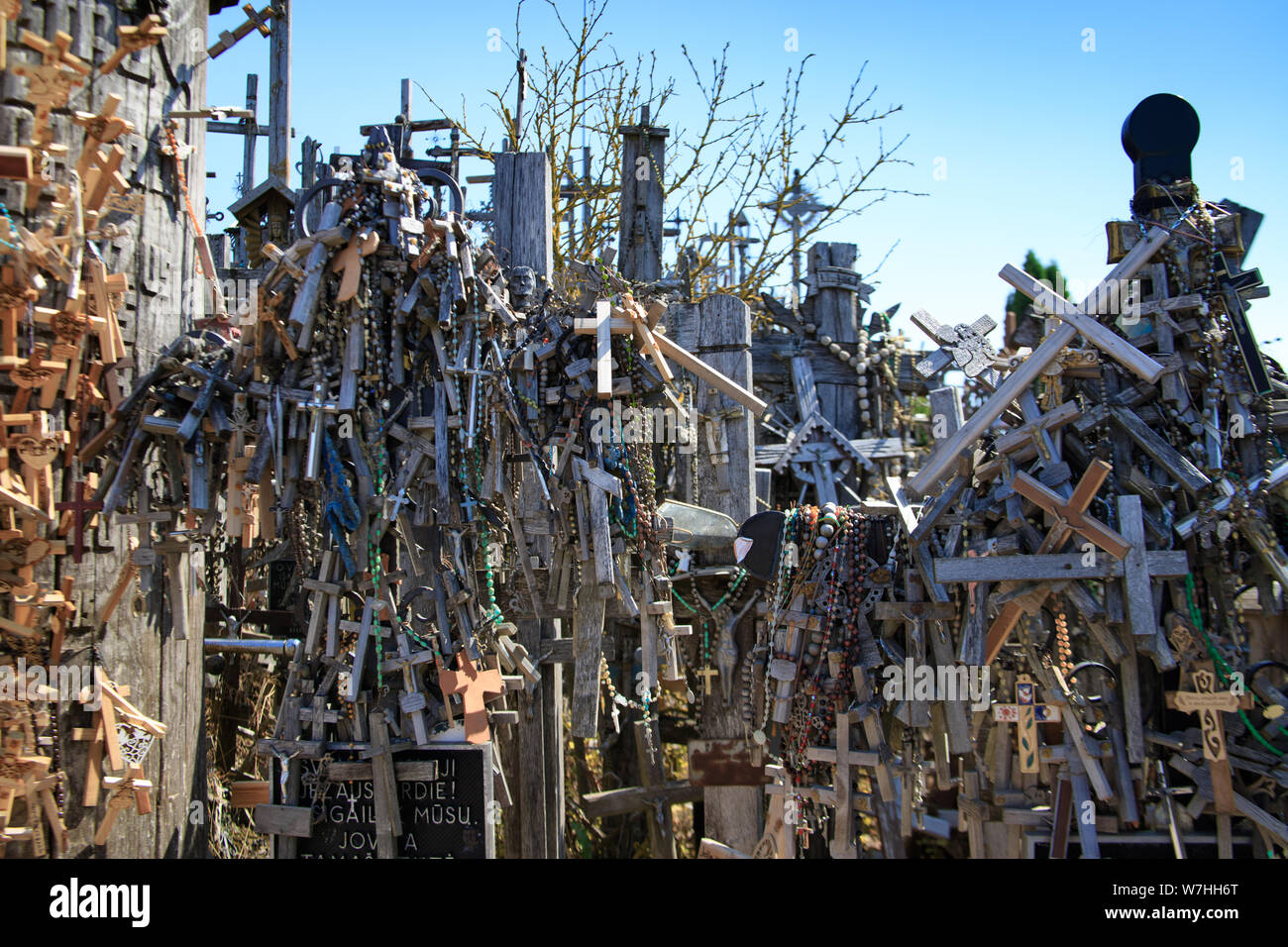 Collina delle Croci o Kryziu kalnas. Famoso luogo di pellegrinaggio cattolico Siauliai, Lituania. Un grande numero di croci di legno e crocifissi. Monumento Foto Stock