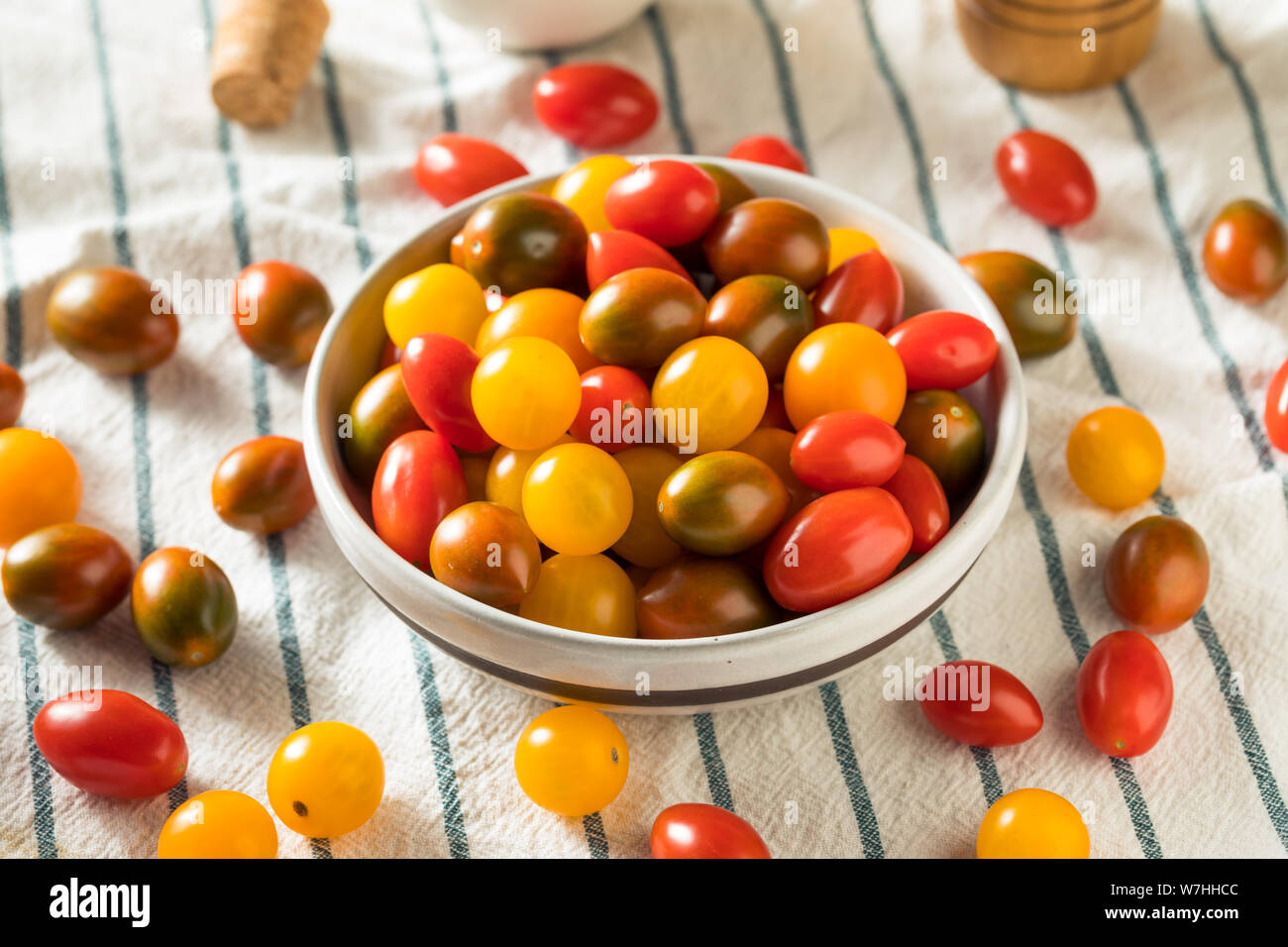 Raw cimelio di organico Pomodori ciliegia pronto a mangiare Foto Stock