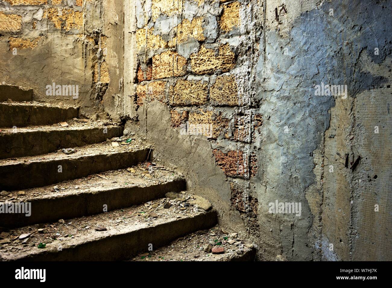 Vecchia scalinata sporca in edificio abbandonato vicino. Foto Stock