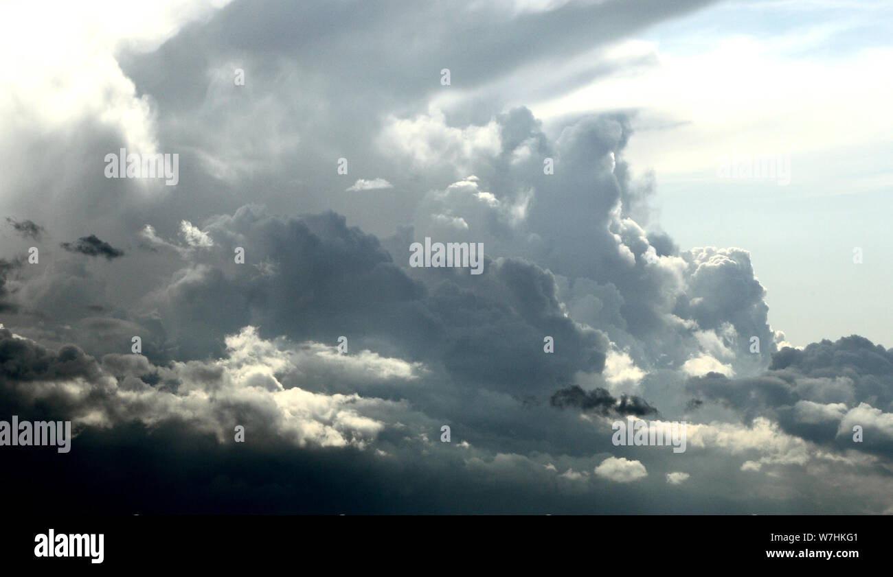 La tempesta e la pioggia nuvole, la turbolenza, si avvicina, oltre il mare del Nord, turbolento, sky, cieli, meteorologia, meteo, Norfolk, Inghilterra Foto Stock