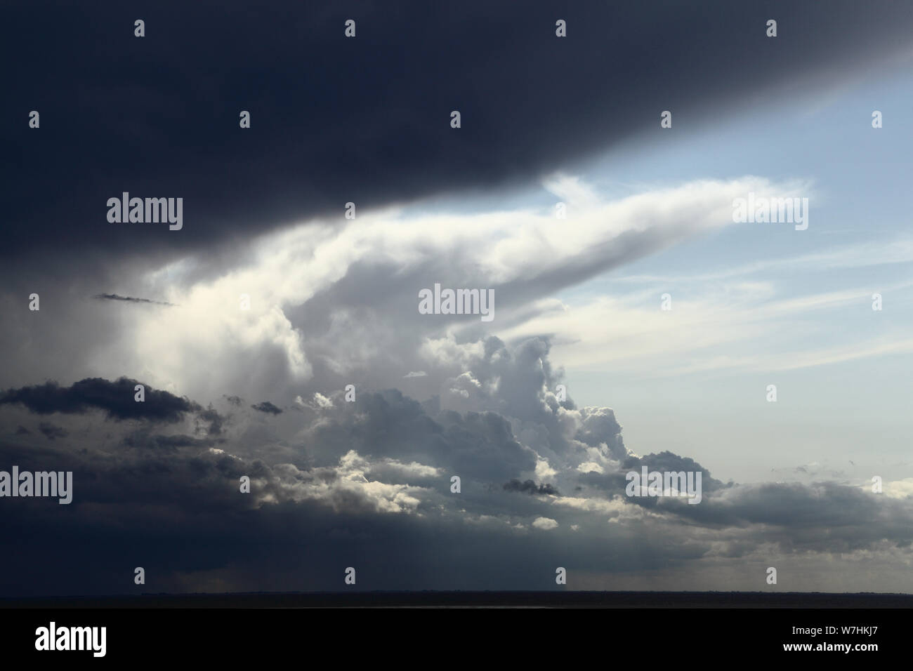 La tempesta e la pioggia nuvole, la turbolenza, si avvicina, oltre il mare del Nord, turbolento, sky, cieli, meteorologia, meteo, Norfolk, Inghilterra Foto Stock