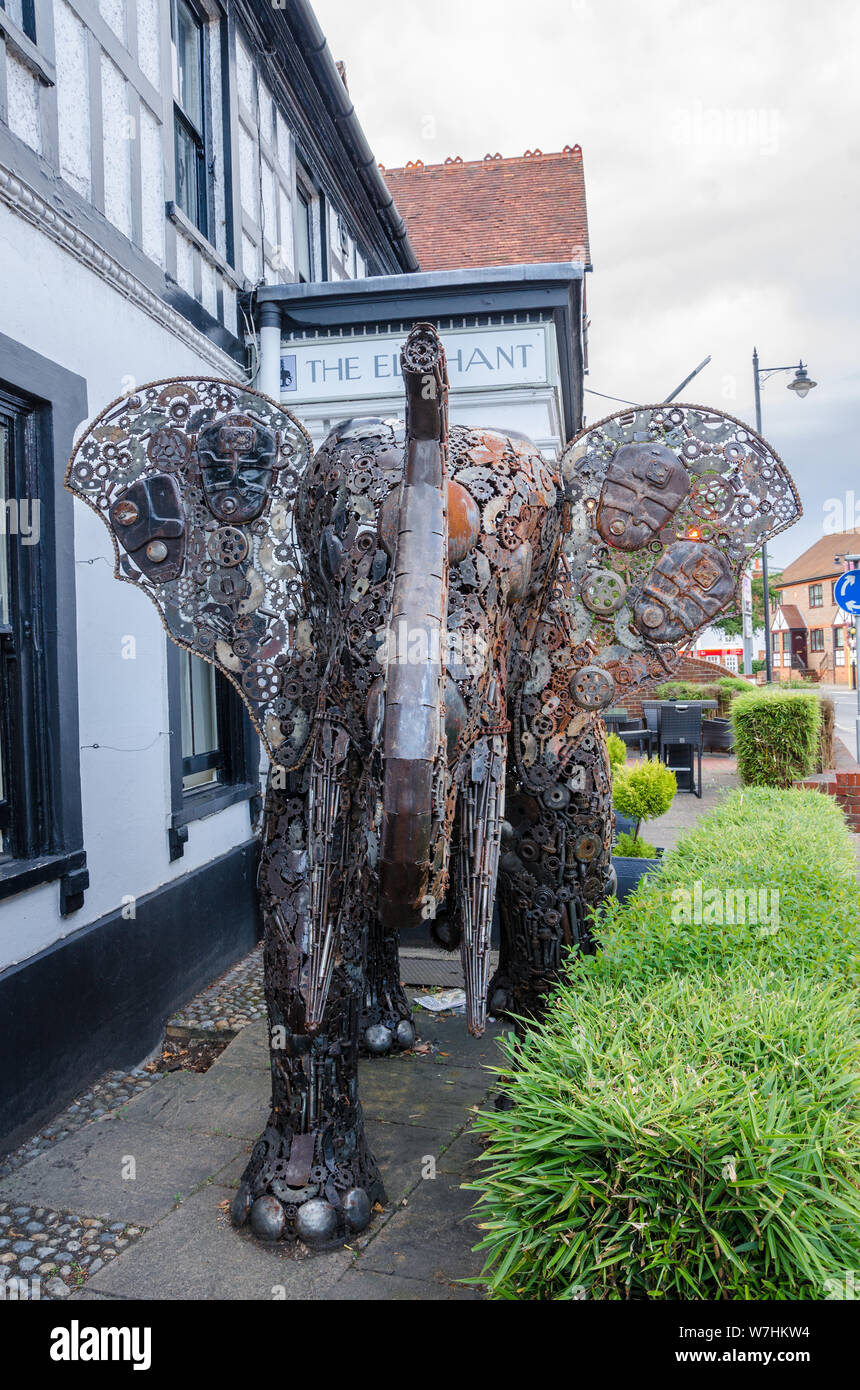 L'elefante a Pangbourne è un hotel si trova nel pittoresco West Berkshire villaggio di Pangbourn. È dotato di un moderno scultura metallica di un elefante. Foto Stock