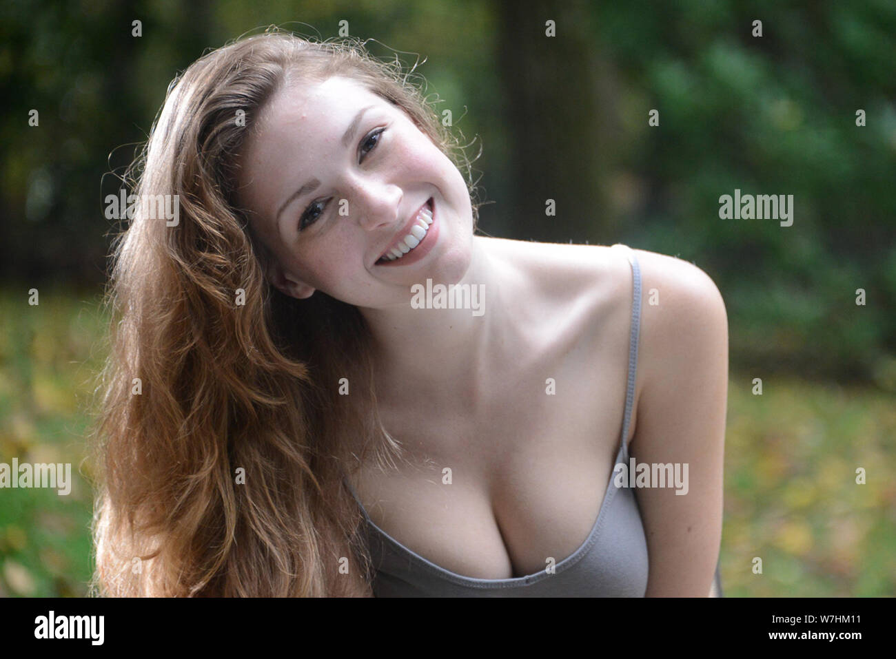 Ragazza giovane con capelli rossi Foto Stock