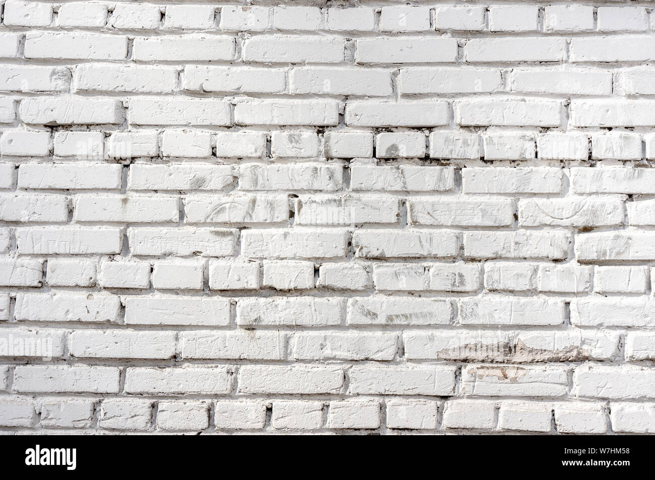 Abstract weathered texture colorate vecchio stucco grigio chiaro e di età compresa la vernice bianco muro di mattoni di sfondo nella camera rurale, grungy rusty blocchi di pietra te Foto Stock
