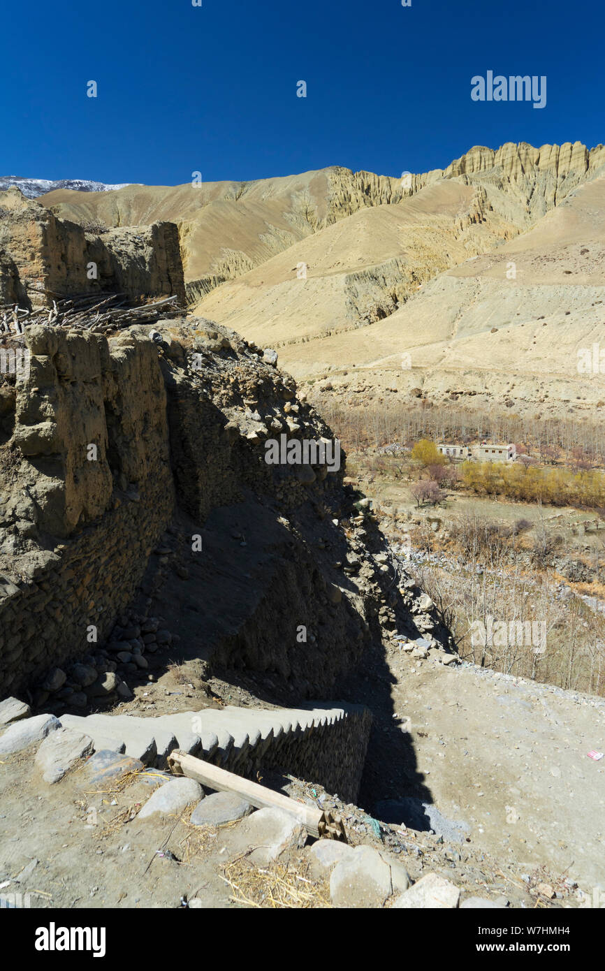 Guardando verso il fondo valle con le antiche rovine in primo piano, Ghemi, Mustang Superiore regione, Nepal. Foto Stock