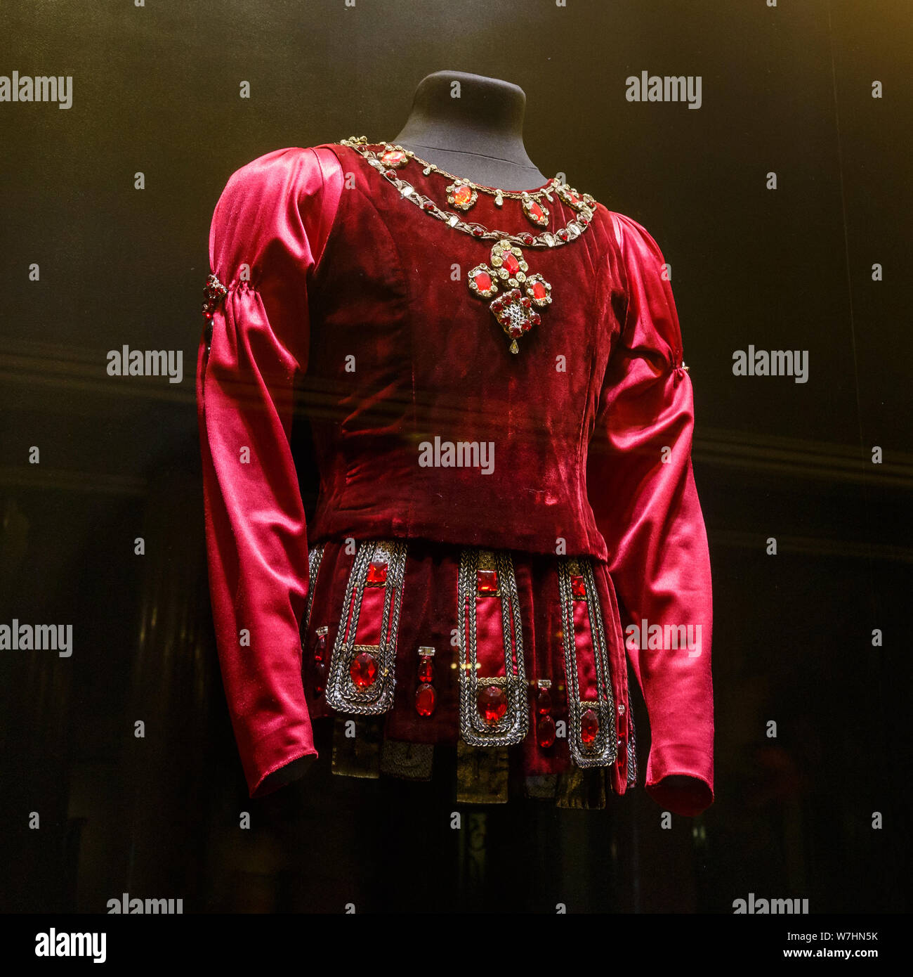 Parigi, Francia, 31 marzo 2017: Esposizione di costumi Opera nel Palais Garnier di Parigi. La Francia. Fu costruita dal 1861 al 1875 per l'Opera di Parigi hous Foto Stock