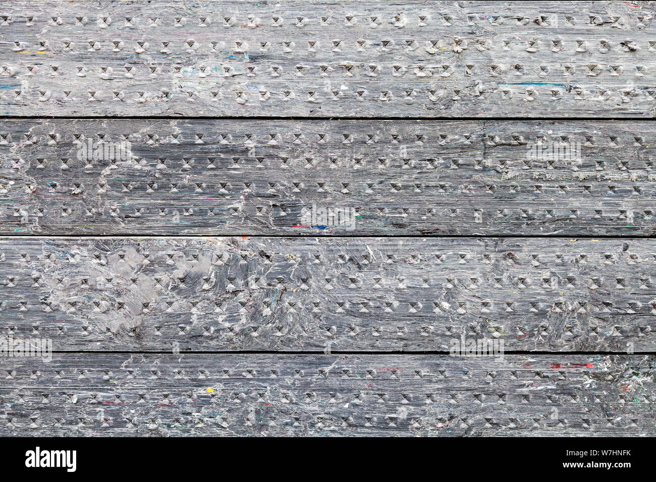 Costruzione di sfondo - pila di grigio di traversine ferroviarie fatta di carta riciclata per materiali compositi Foto Stock