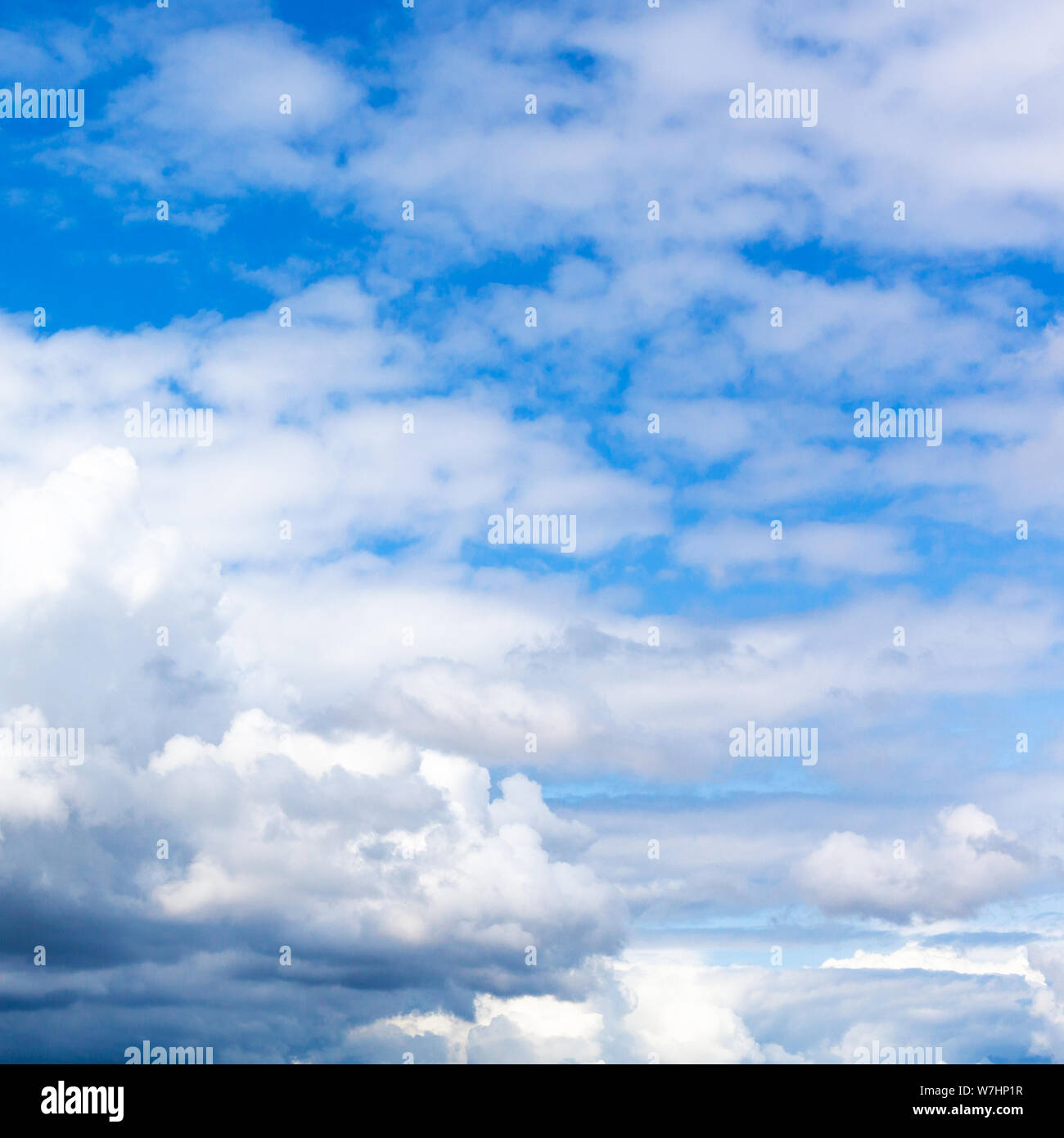 Sfondo naturale - bianco denso grigio e le nuvole in cielo blu sul giorno di estate Foto Stock