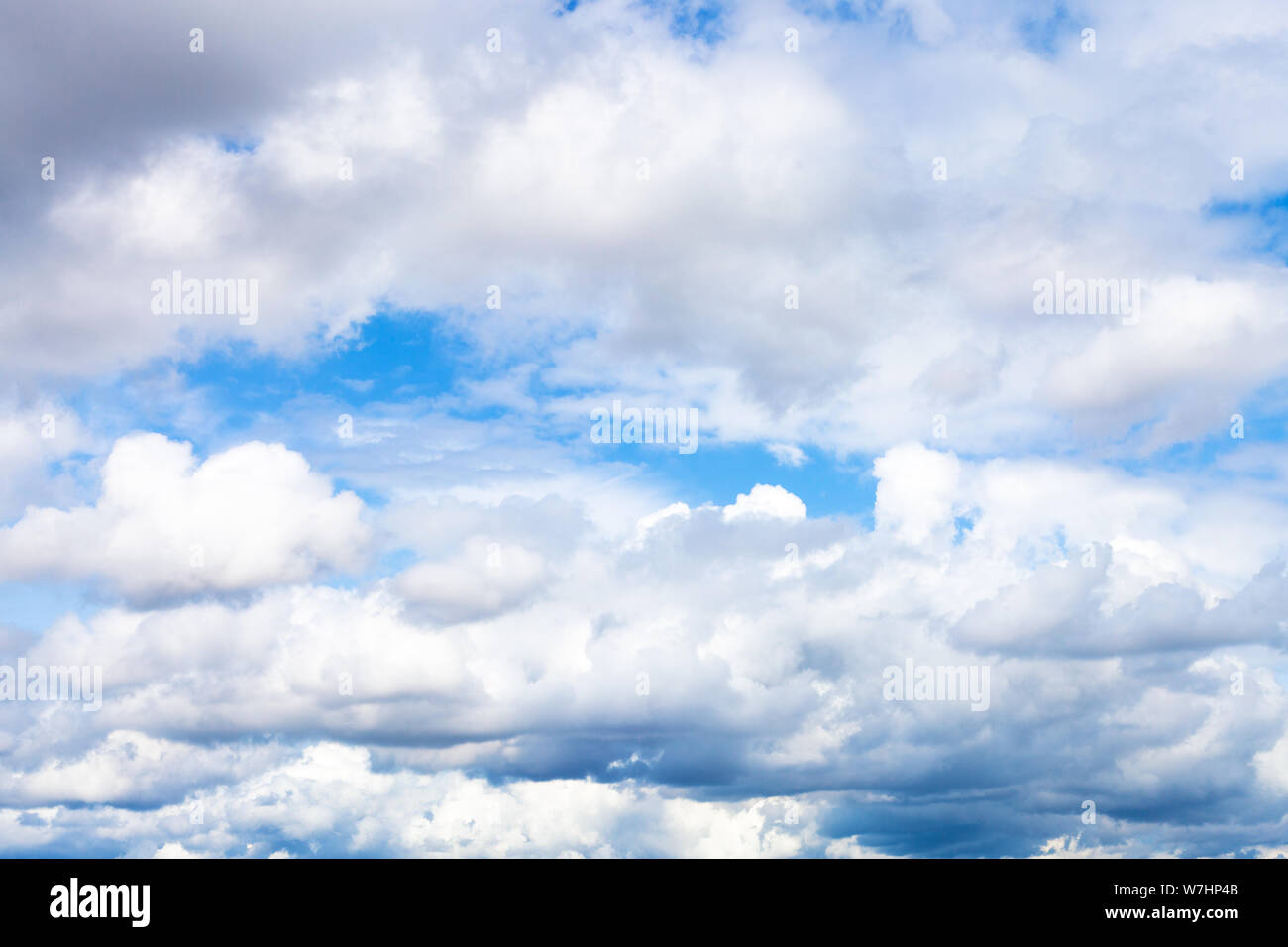 Sfondo naturale - bassa cumulus dense nubi nel cielo blu sul giorno di estate Foto Stock