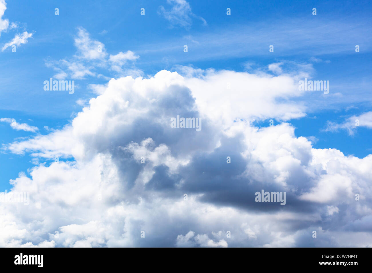 Sfondo naturale - vista dal basso della grande grigie e bianche nuvole nel cielo blu sul giorno di estate Foto Stock