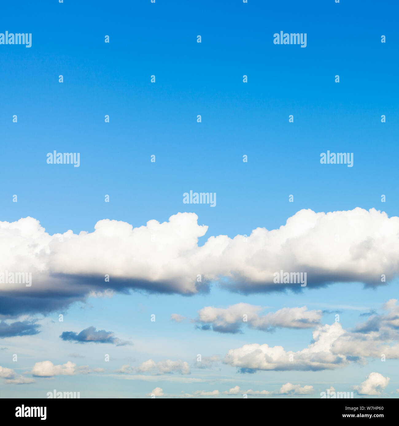 Naturale sfondo quadrato - basse nuvole bianche nel cielo blu in estate al crepuscolo Foto Stock