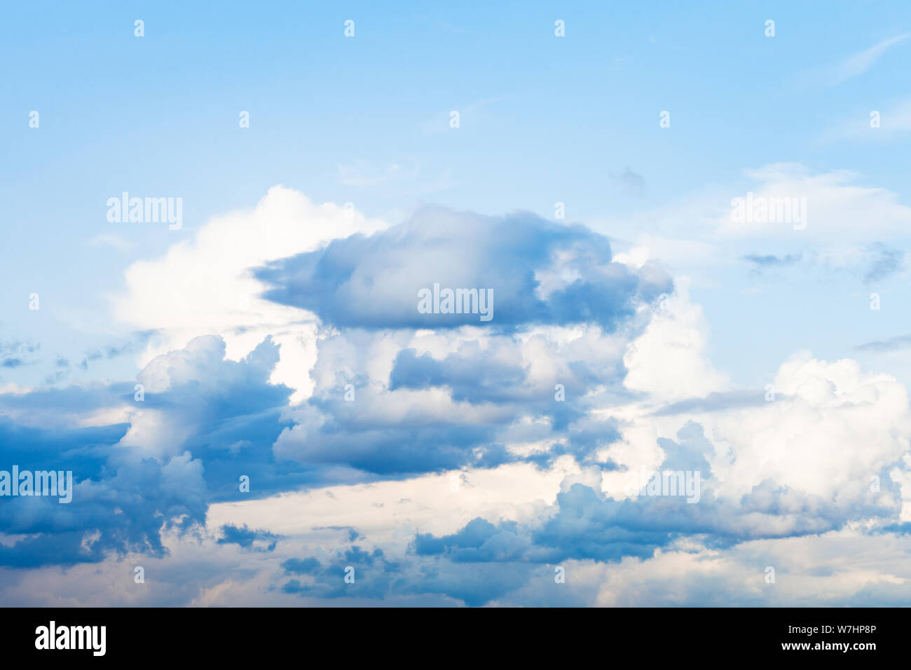 Sfondo naturale - nuvole scure in blu cielo al crepuscolo in serata estiva Foto Stock