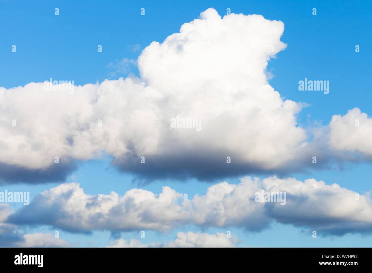 Sfondo naturale - grande bianco e grigio nuvole nel cielo blu in serata estiva Foto Stock