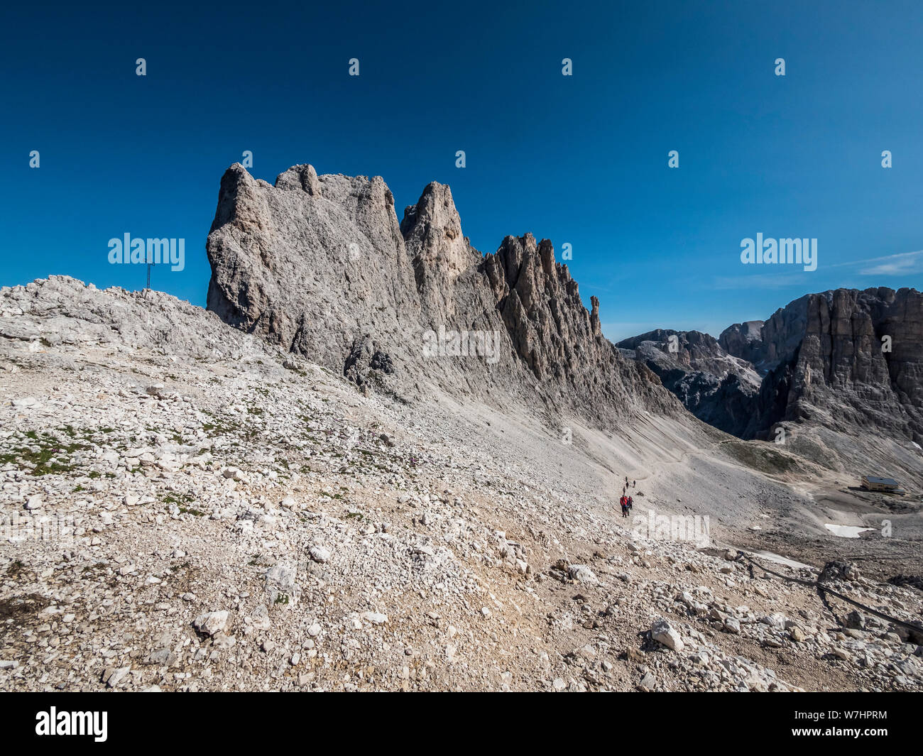 Robusto del paesaggio di montagna che guarda verso la parete Laurin e il Rifugio Capanna Albertto-Gartl rifugio nel Rosengarten area delle Dolomiti, Alto Adige Foto Stock