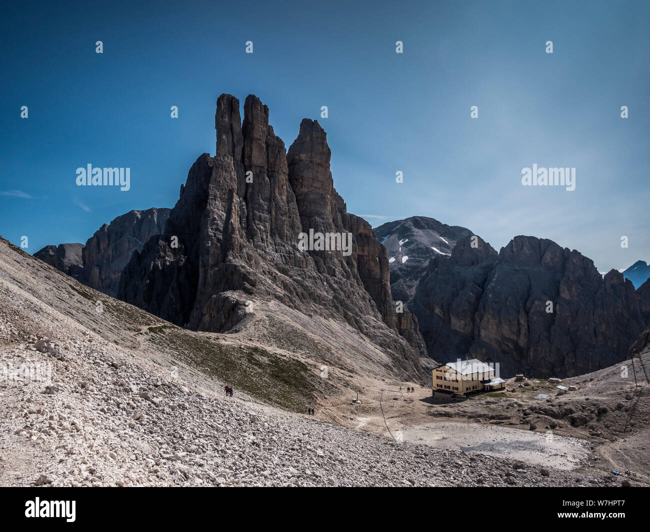 Il Rifugio Alberto-Gartl rifugio e favolose guglie torreggianti di delle Torri del Vajolet nel Rosengarten area del Dolomiti italiane, l'Alto Adige Foto Stock