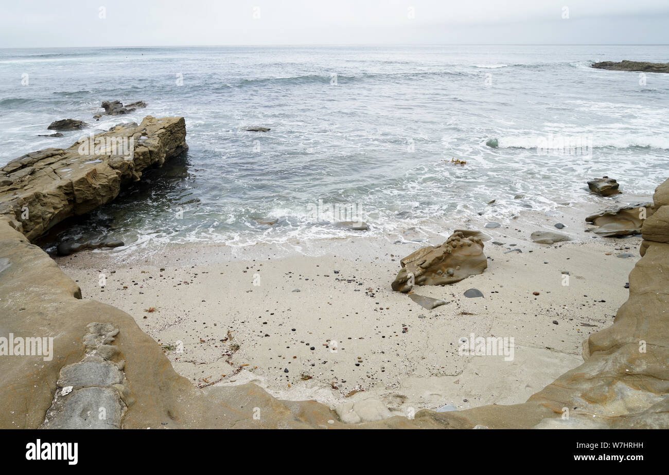 Una piccola baia con una roccia jetty dall'Oceano Pacifico in California. Foto Stock