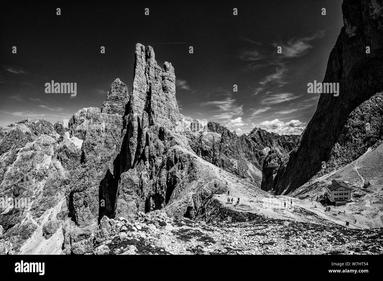 Il Rifugio Alberto-Gartl rifugio e favolose guglie torreggianti di delle Torri del Vajolet nel Rosengarten area del Dolomiti italiane, l'Alto Adige Foto Stock