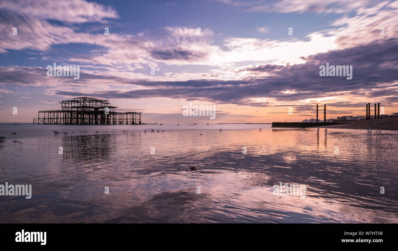 Vista panoramica della spiaggia di Brighton al tramonto. Foto Stock