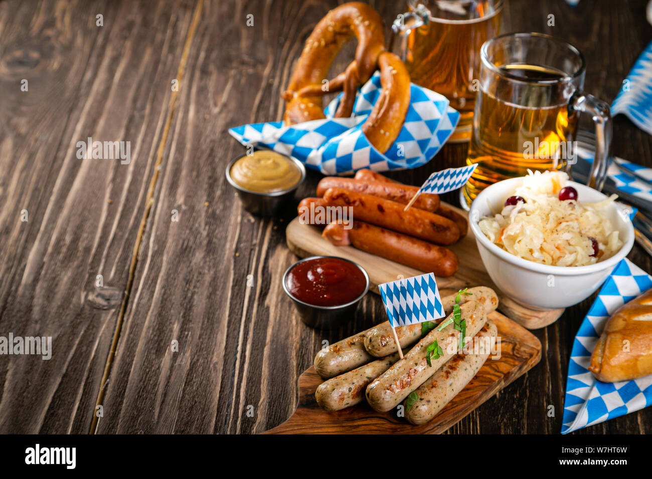 October Fest concetto - tradizionale cibo e birra servita a caso Foto Stock