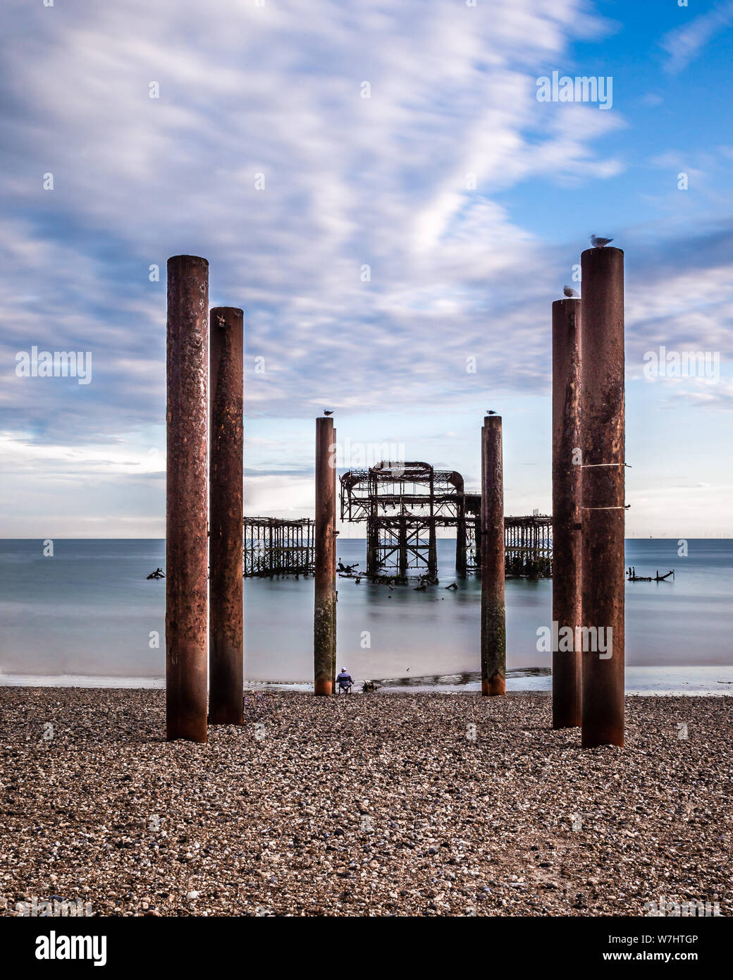 Le antiche rovine del Molo Ovest sulla Spiaggia di Brighton. Foto Stock