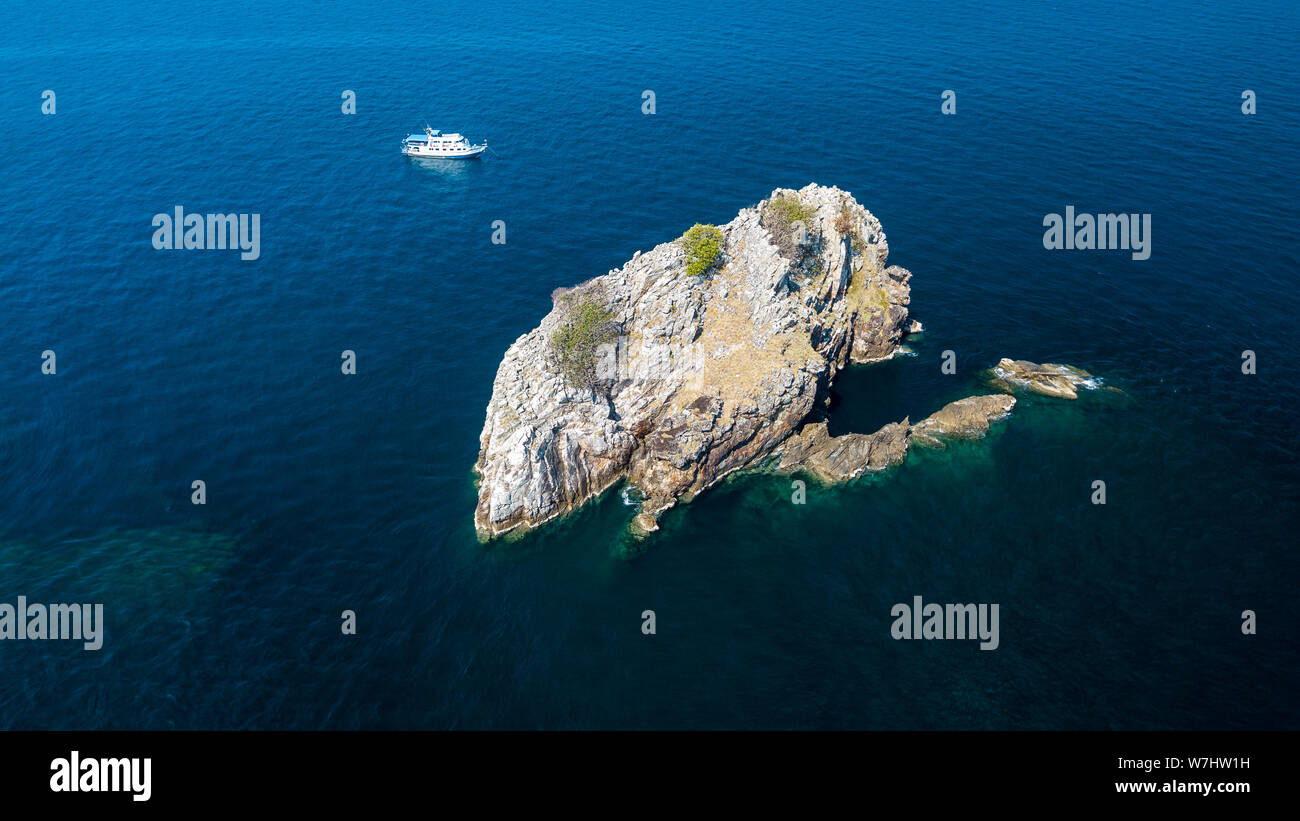 Antenna vista drone di scuba diving imbarcazioni attraccate in prossimità di una barriera corallina in una posizione tropicale Foto Stock