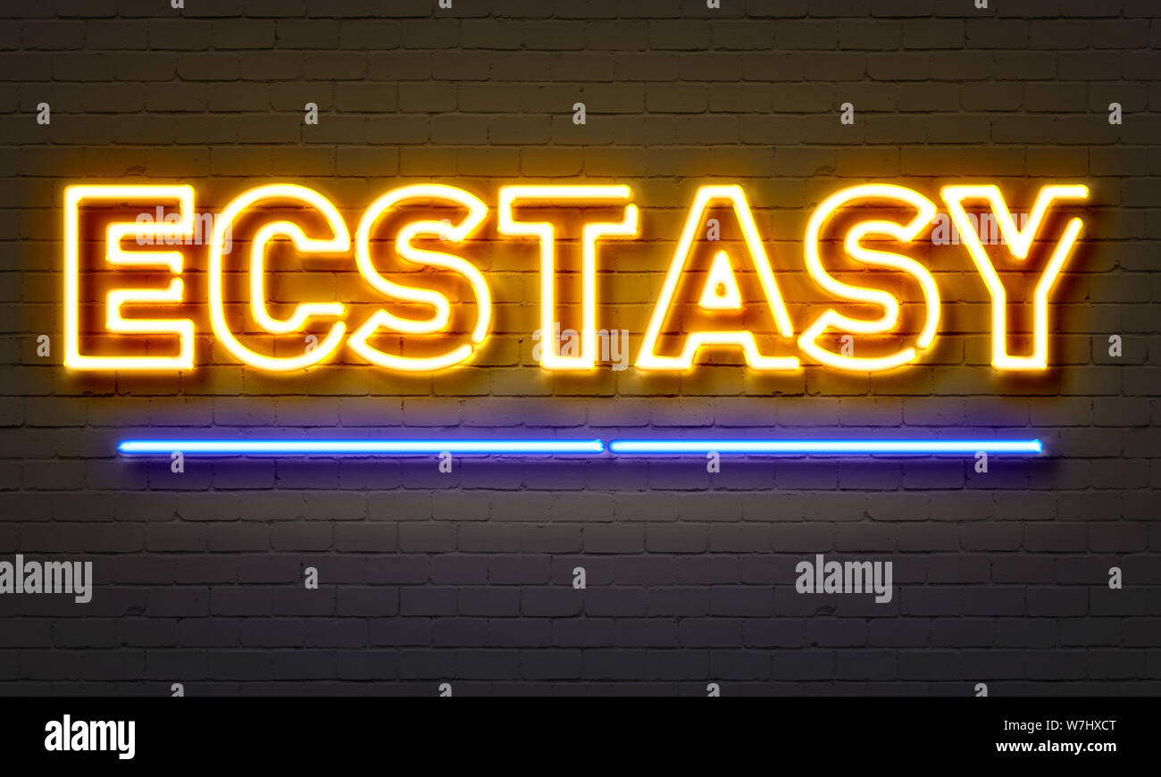 Ecstasy insegna al neon sul muro di mattoni in background Foto Stock