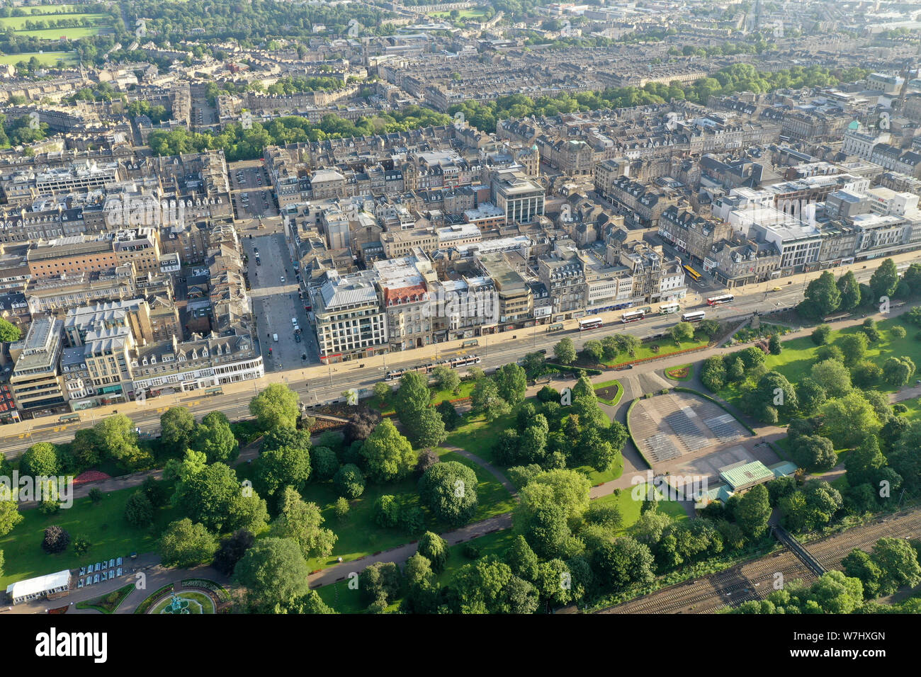 Antenna fuco vista del centro di Edimburgo e Princes Street Foto Stock