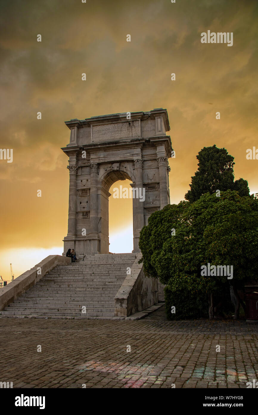 L'Arco di Traiano in Ancona, Romano arco trionfale eretto in onore di theEmperor dopo aver ampliato il porto della citta'. Esso è stato il lavoro del Foto Stock