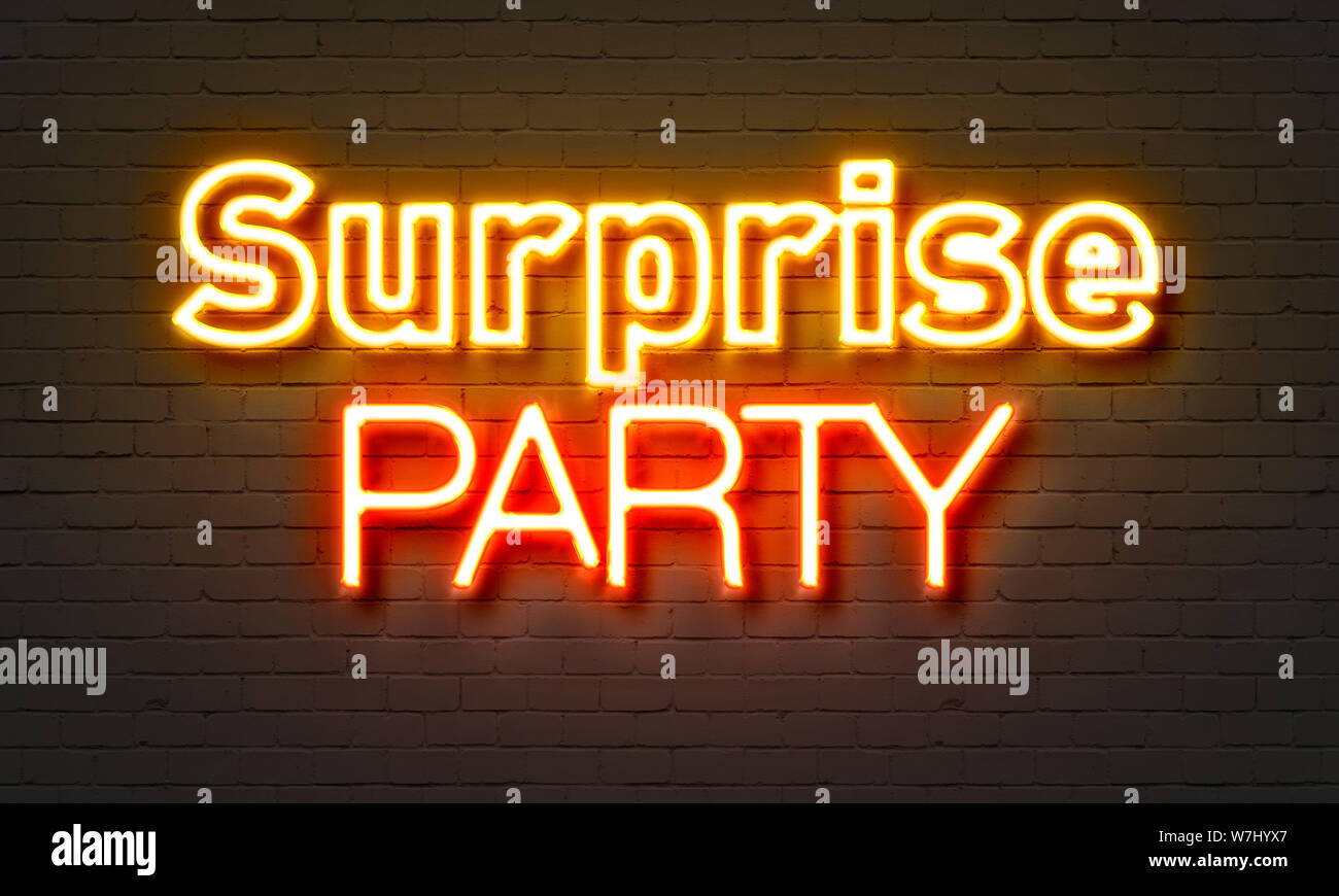 Festa a sorpresa insegna al neon sul muro di mattoni in background Foto Stock