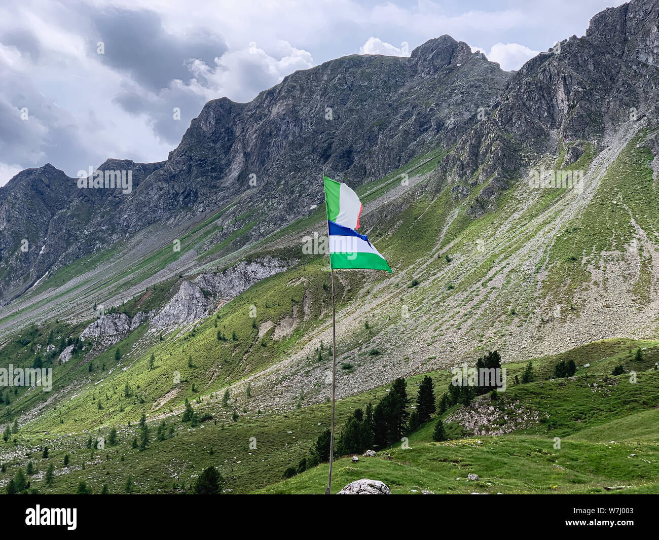 Italiano e la val di fassa le bandiere con le montagne in backround Foto Stock