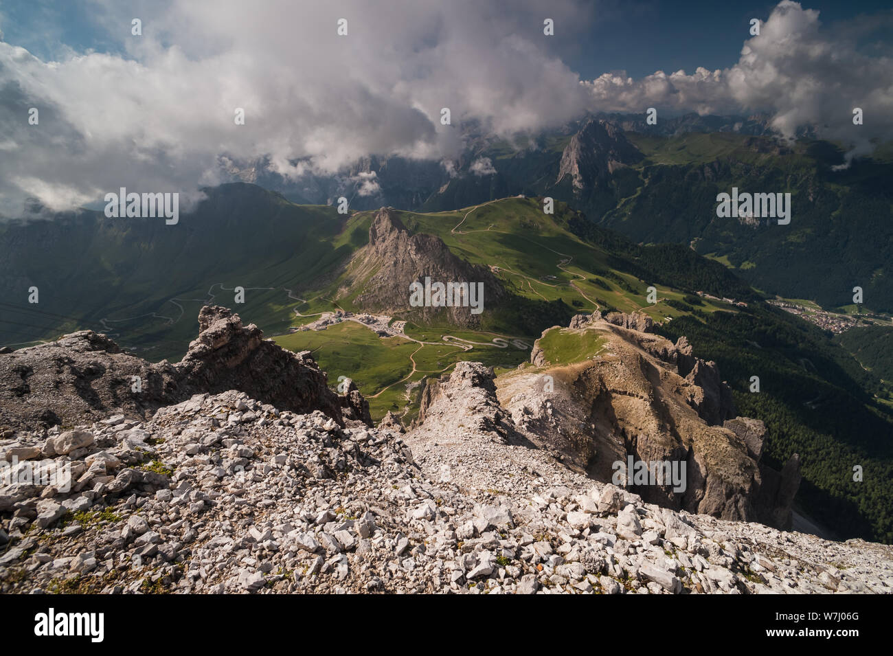 Il Sass Pordoi sopra il Passo Pordoi e il Passo Sella. Il Sass Pordoi è anche chiamato come la Terrazza delle Dolomiti a causa del suo plateau forma simile. Foto Stock