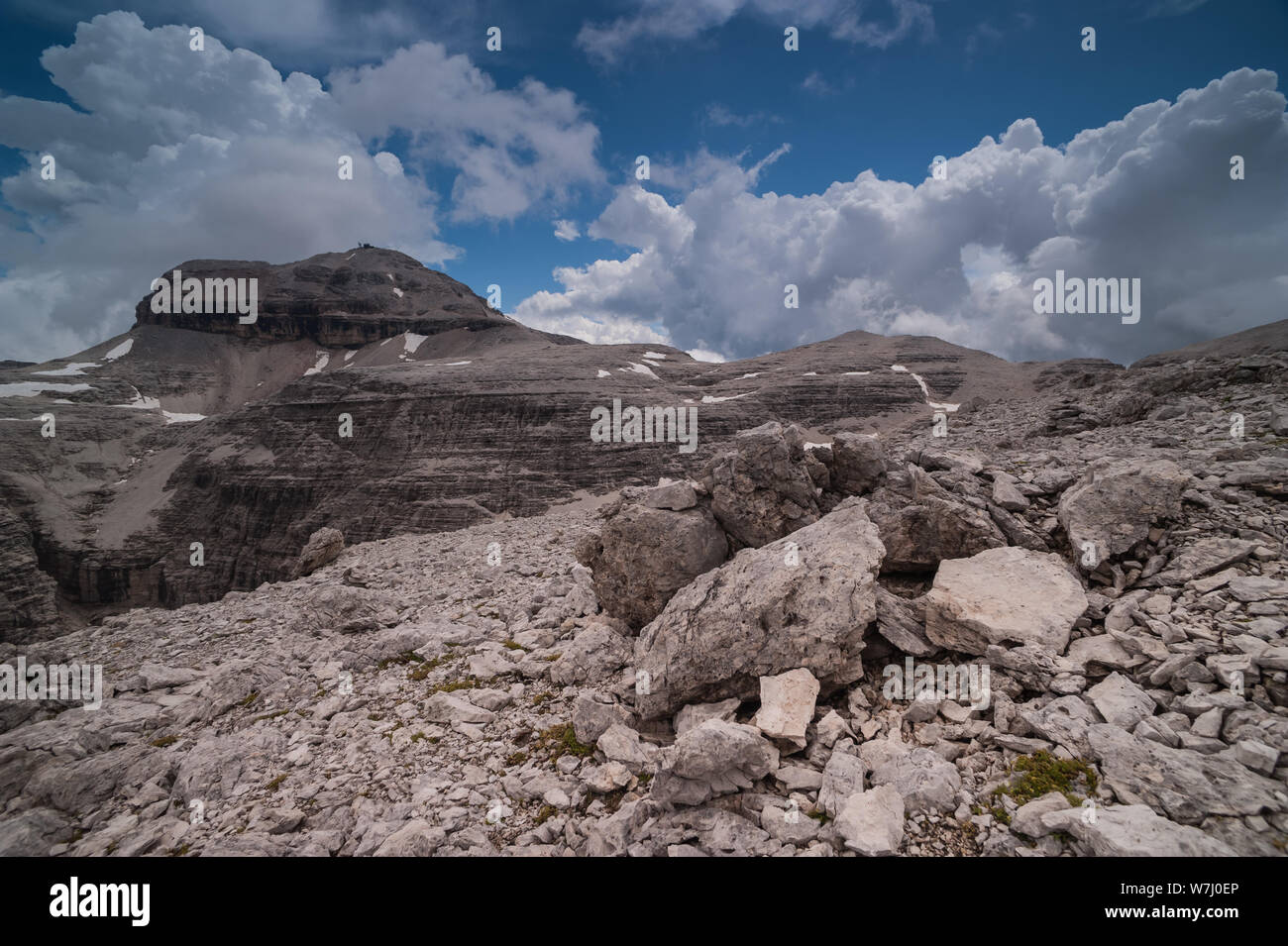 Il Sass Pordoi sopra il Passo Pordoi e il Passo Sella. Il Sass Pordoi è anche chiamato come la Terrazza delle Dolomiti a causa del suo plateau forma simile. Foto Stock