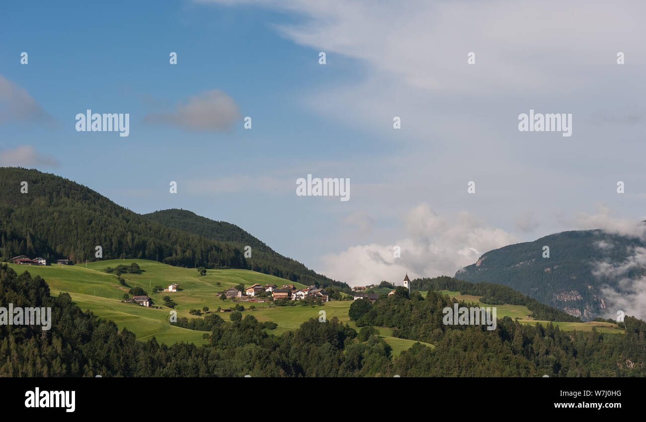 Il Sass Pordoi sopra il Passo Pordoi e il Passo Sella. Il Sass Pordoi è anche chiamato come la Terrazza delle Dolomiti a causa del suo plateau forma simile. Foto Stock