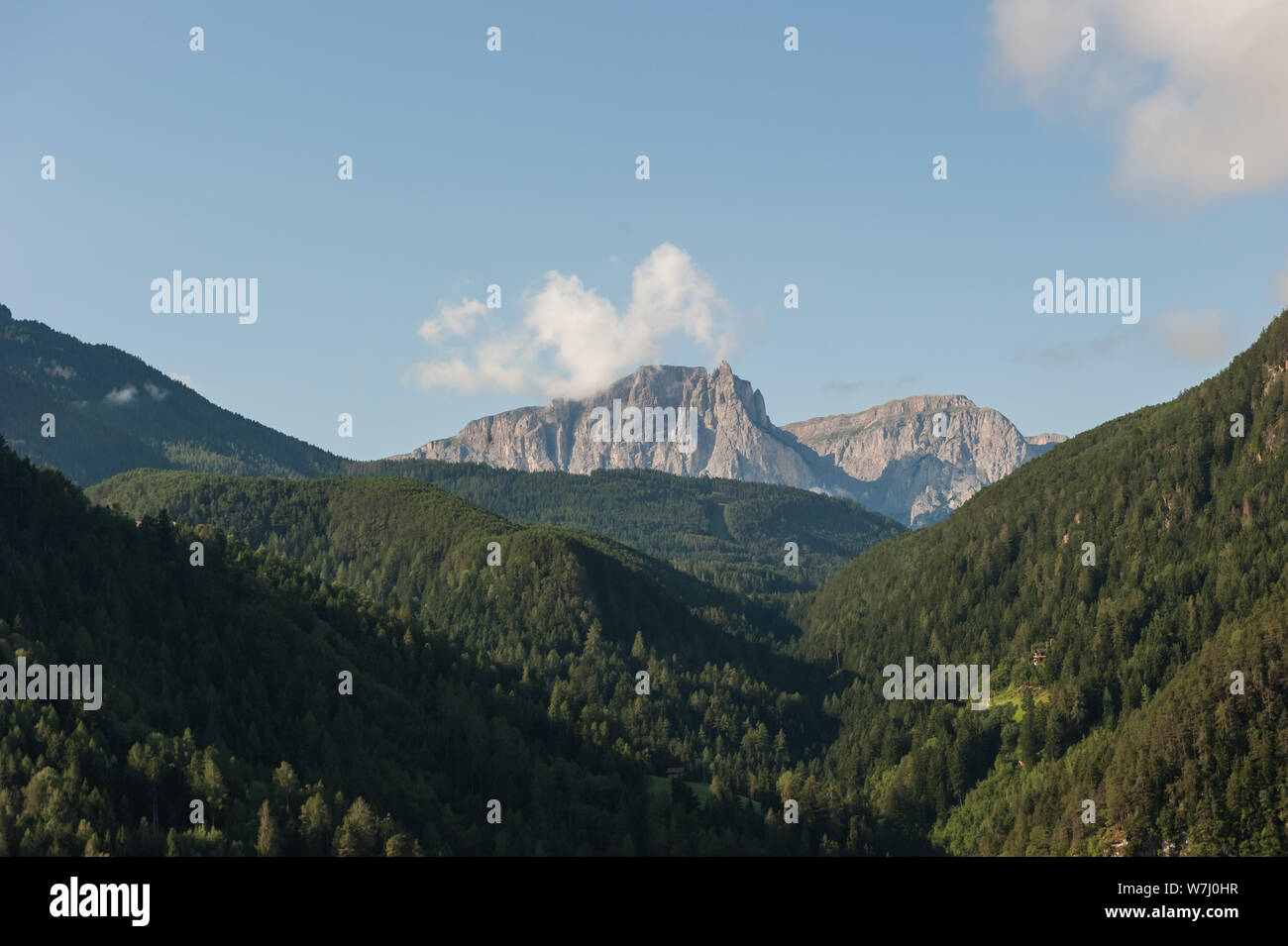 Il Sass Pordoi sopra il Passo Pordoi e il Passo Sella. Il Sass Pordoi è anche chiamato come la Terrazza delle Dolomiti a causa del suo plateau forma simile. Foto Stock