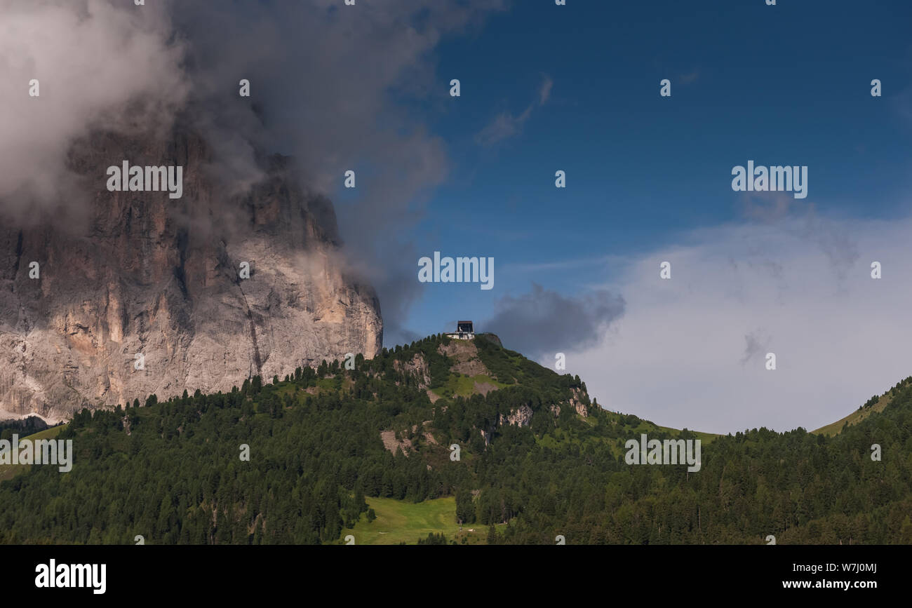 Il Sass Pordoi sopra il Passo Pordoi e il Passo Sella. Il Sass Pordoi è anche chiamato come la Terrazza delle Dolomiti a causa del suo plateau forma simile. Foto Stock