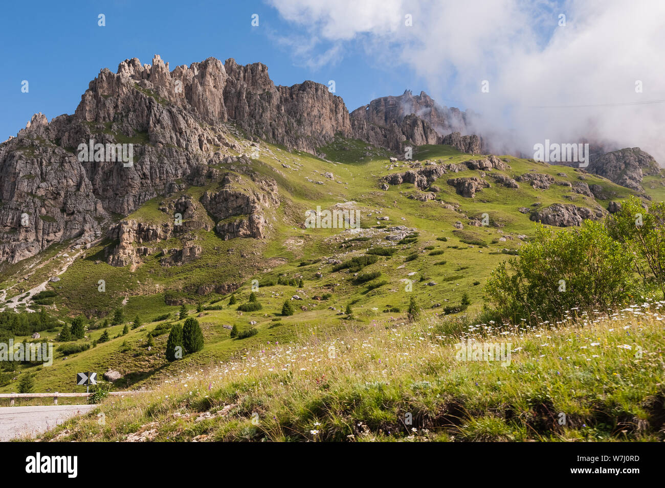 Il Sass Pordoi sopra il Passo Pordoi e il Passo Sella. Il Sass Pordoi è anche chiamato come la Terrazza delle Dolomiti a causa del suo plateau forma simile. Foto Stock