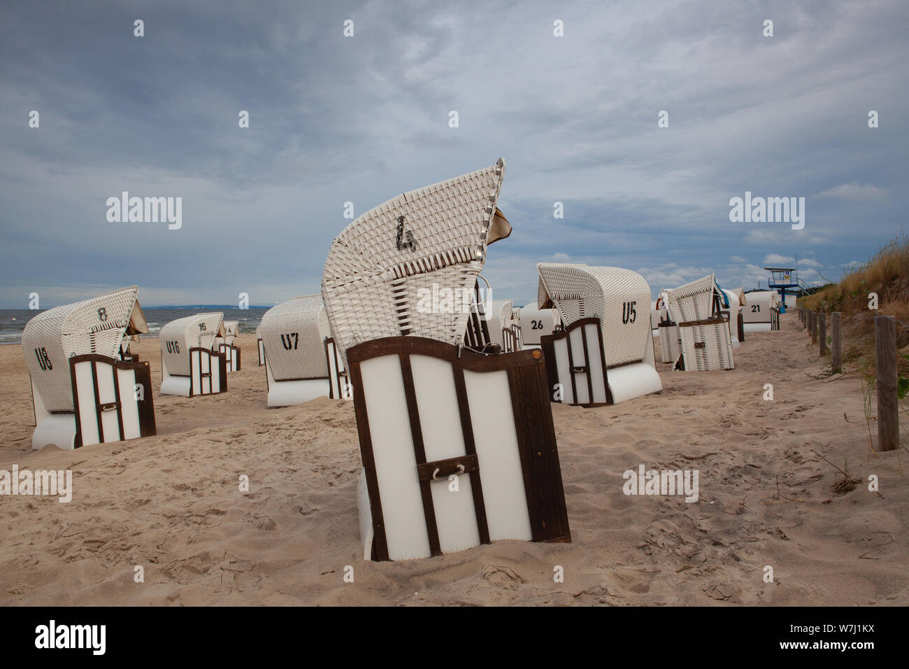 Bansin, Germania - 1 Agosto 2019: tipico sedie da spiaggia di Bansin. Bansin è uno dei resort più conosciuti in tedesco riva del Mar Baltico come parte del Foto Stock