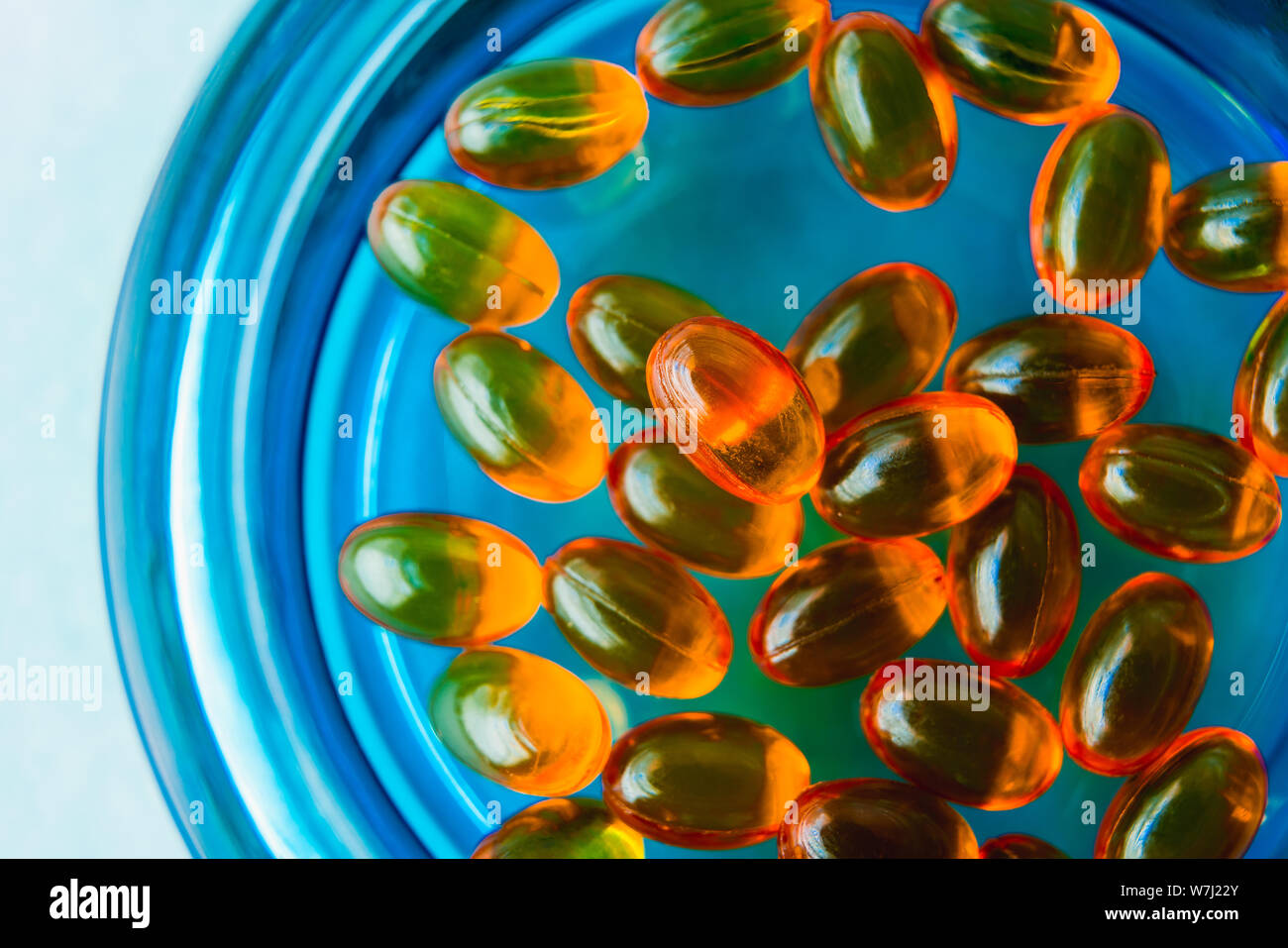 La vitamina D. Orange capsula di gelatina molle utilizzate nella produzione farmaceutica per contenere vitamine oleoso o supplemento nutrizionale Foto Stock