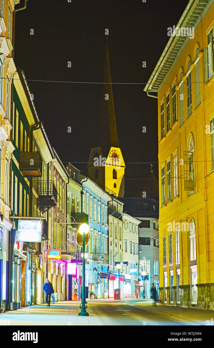 BAD Ischl Austria - 26 febbraio 2019: godetevi la passeggiata serale lungo le tortuose Pfarrgasse street, foderato con edifici storici, con una vista sul cl Foto Stock