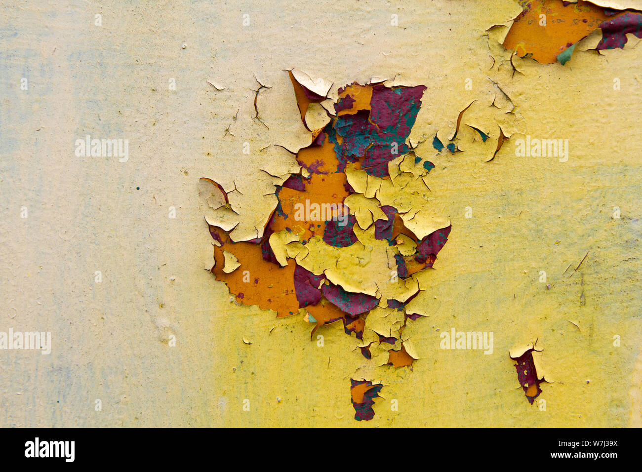 Metallo arrugginito foglio peeling con strati di vernice di diversi colori - una texture di superficie foto Foto Stock