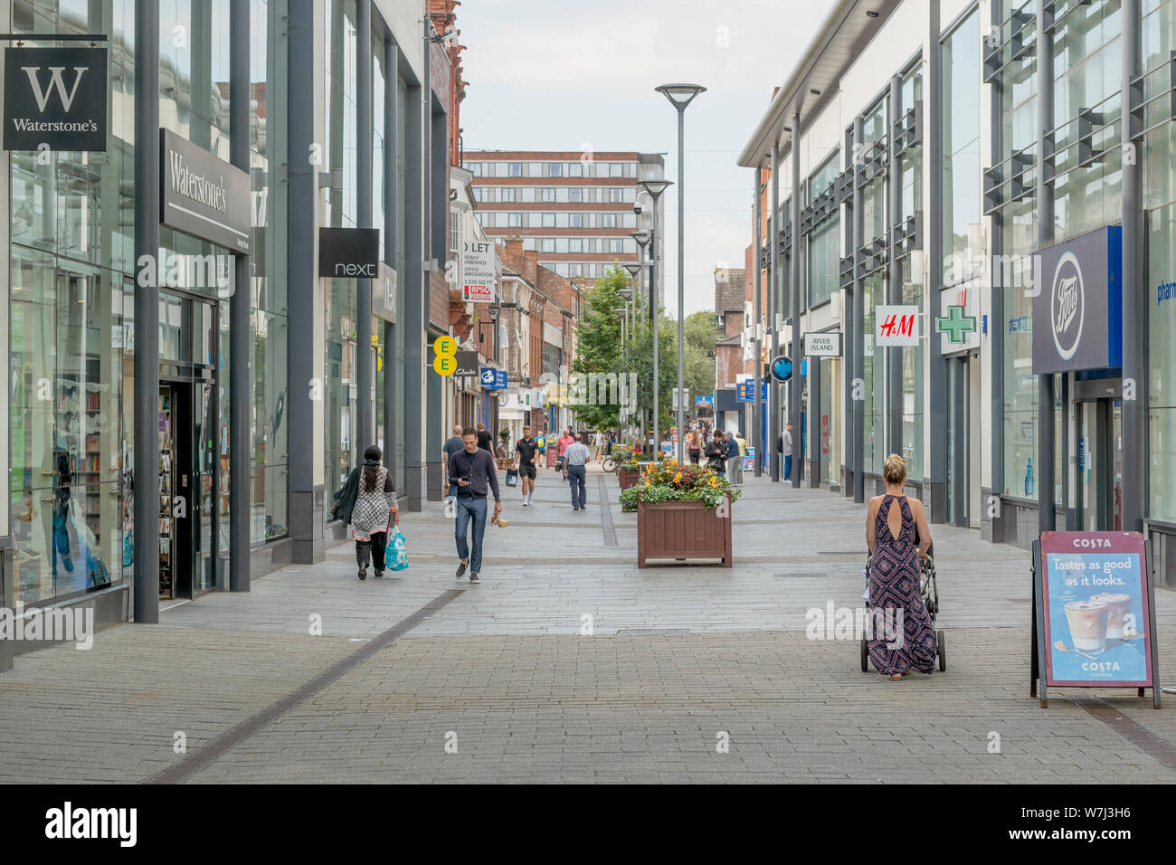 Punti di vendita al dettaglio la linea del bordo di George Street a Altrincham Town Center, Cheshire, Regno Unito. Foto Stock