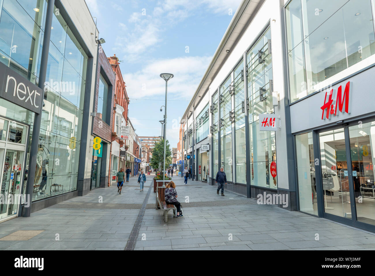 Punti di vendita al dettaglio la linea del bordo di George Street a Altrincham Town Center, Cheshire, Regno Unito. Foto Stock