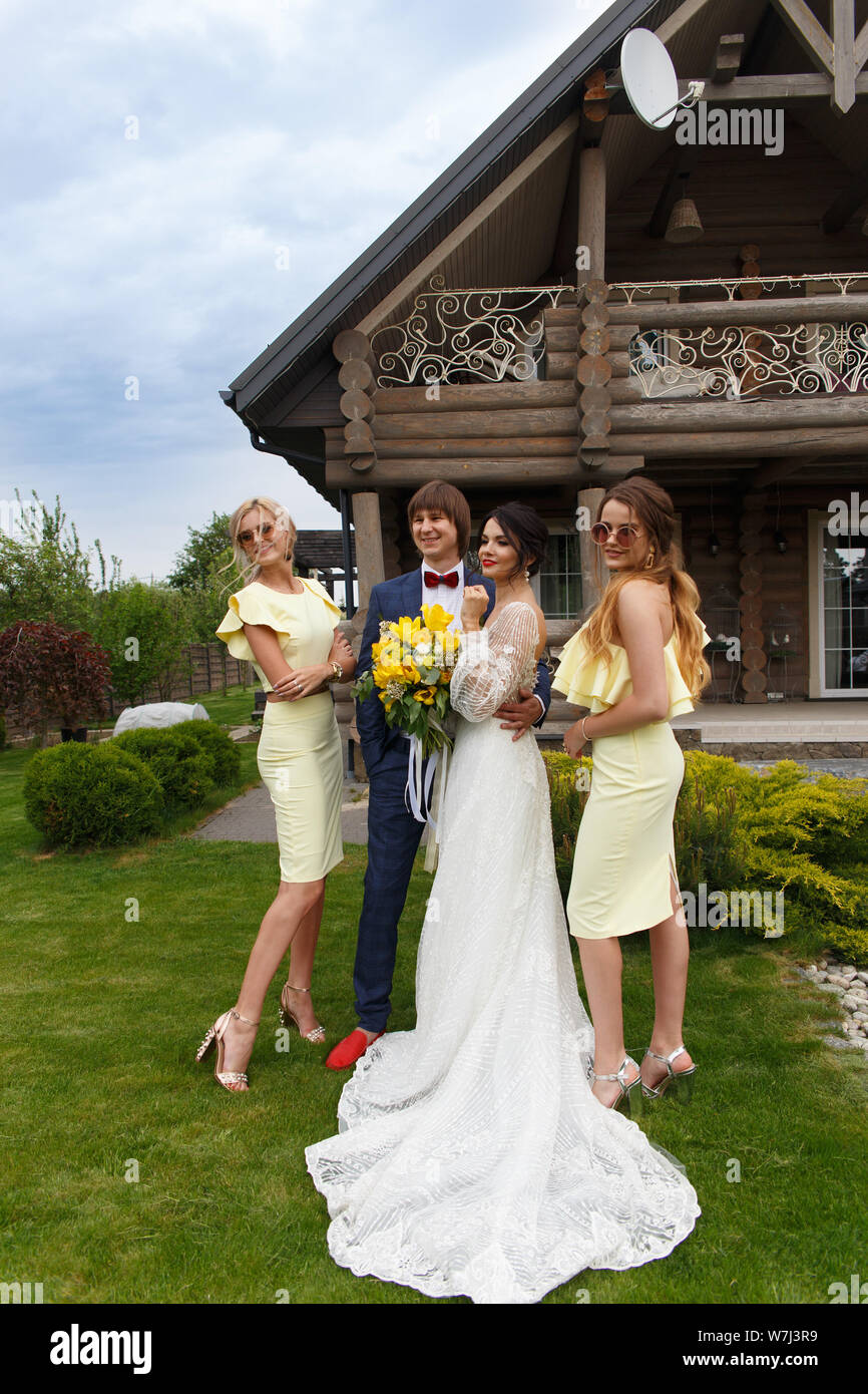 Appena sposato con damigelle sulla cerimonia di nozze a La Villa Foto Stock
