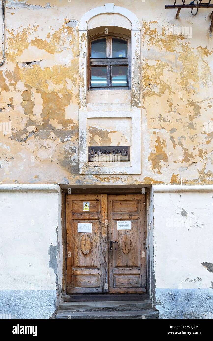 Ex edificio scolastico in chiesa fortificata St. Margarethen, Medias, Transilvania, Romania Foto Stock