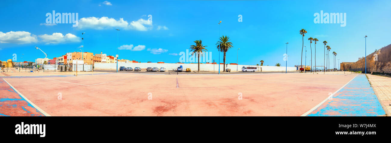 Paesaggio panoramico con colorati piazza sportivo e via Medina al di fuori della città vecchia di Essaouira. Il Marocco, Africa Settentrionale Foto Stock