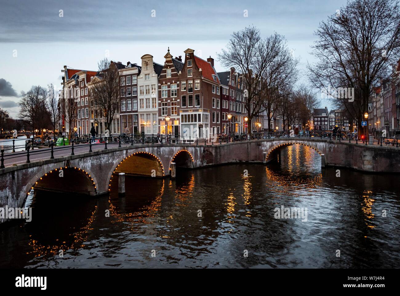 Ponte sul canale al tramonto, Keizersgracht e Leidsegracht, Amsterdam, Olanda Settentrionale, Paesi Bassi Foto Stock
