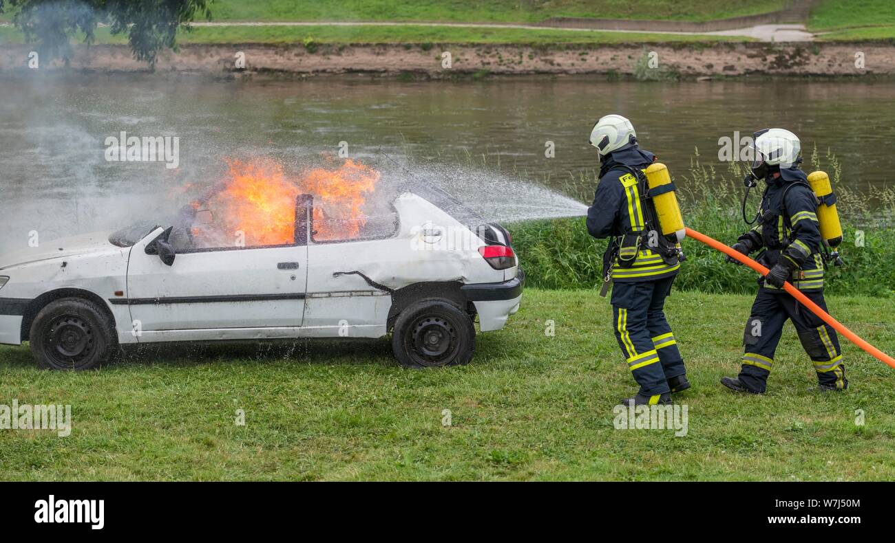 I pompieri spengono bruciando auto, Rinteln, Germania Foto Stock