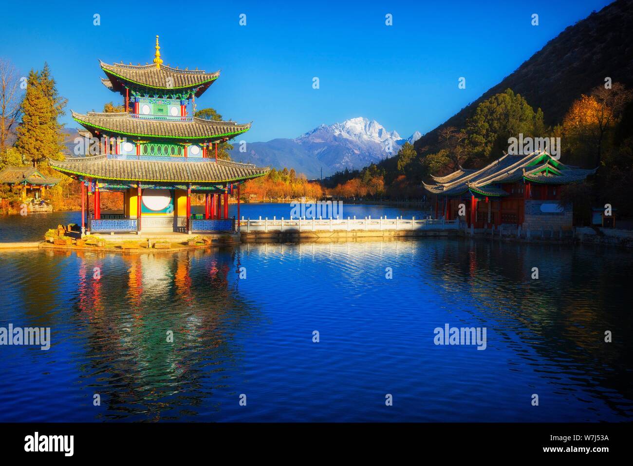 La pagoda cinese, Deyue Pavilion, riflessa in Black Dragon Lago del Drago Nero piscina, in background Jade Dragon Mountain, Patrimonio Mondiale dell Unesco Foto Stock